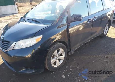 2015 Toyota Sienna L 7 Passenger z USA, uszkodzony, nr VIN 5TDZK3DC8FS560622